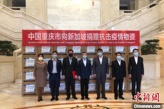 图为捐赠方与接收方代表合影留念。　刘相琳 摄