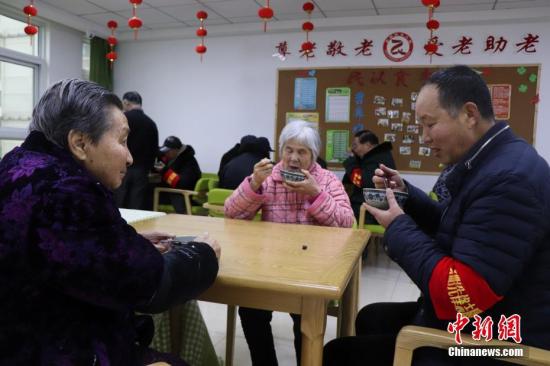 1月13日，志愿者为社区养老院送腊八粥。当日是中国传统腊八节，安徽省合肥市滨湖欣园社区志愿者为社区养老院送去腊八粥、慰问品和节日的祝福。<a target='_blank'  data-cke-saved-href='http://www.chinanews.com/' href='http://www.chinanews.com/'>中新社</a>发 余秀娟 摄