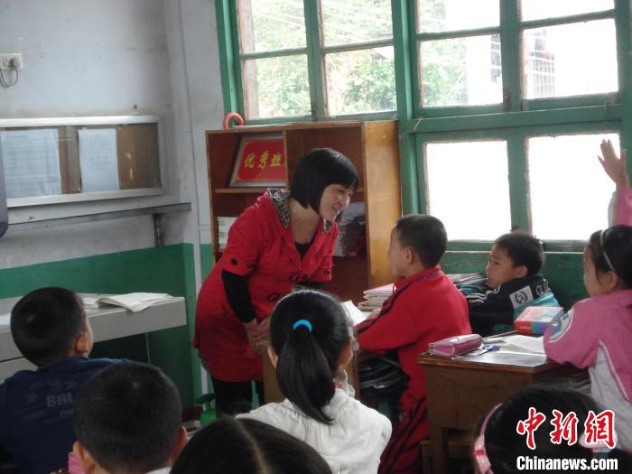 刘发英活泼的教学风格受孩子们喜爱(资料图)受访者供图