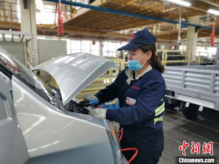 在满足国外市场供应的同时，成功汽车也紧盯国内市场，拓渠道保销量。　高飞 摄