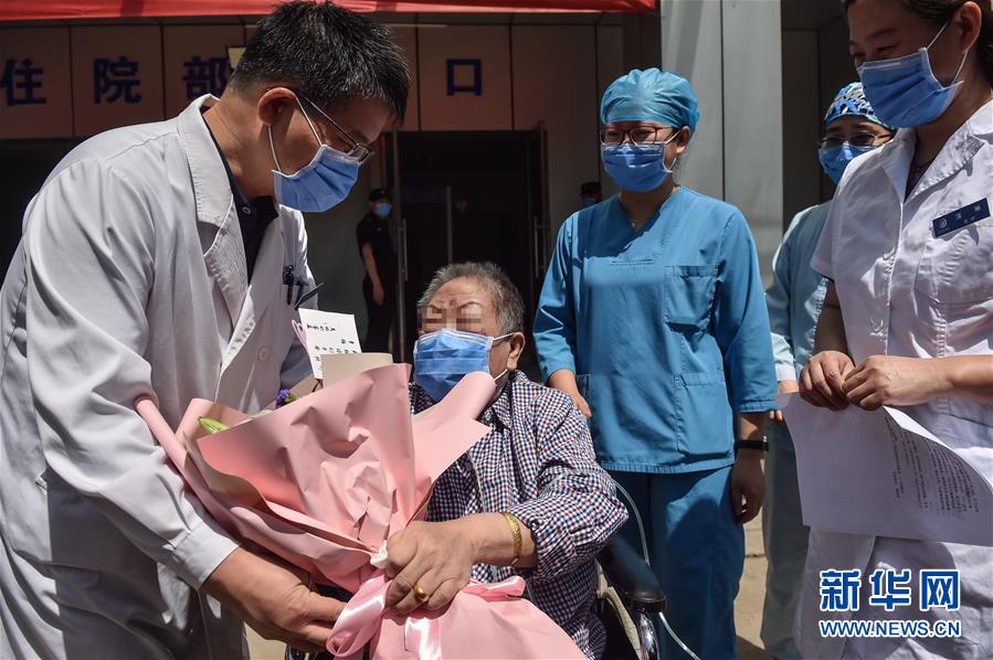 （新华全媒头条·图文互动）（1）“始终把人民群众生命安全和身体健康放在第一位”——中国抗疫彰显“生命至上、人民至上”理念