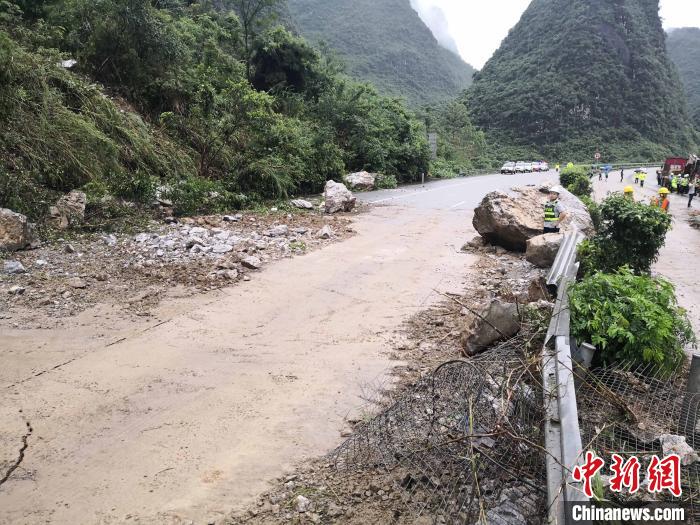 广西河池山体滑坡20吨重落石砸中两辆大货车