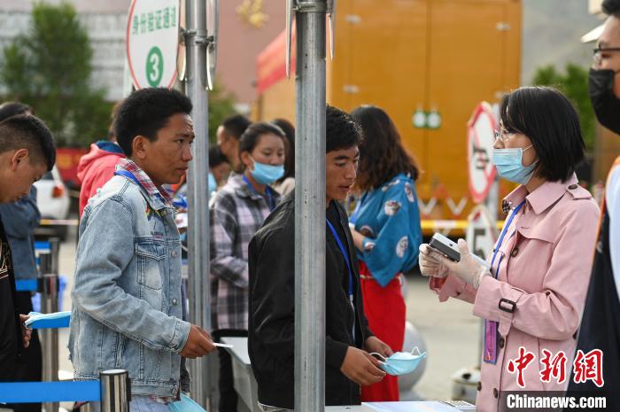 7月7日，考生在拉萨三高考点外进行身份证件核验。　何蓬磊 摄
