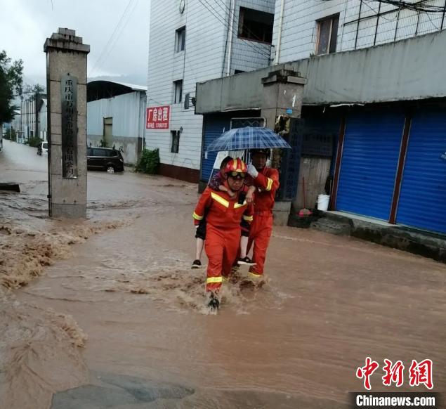 图为消防救援人员营救被困民众。　重庆万州区委宣传部供图 摄