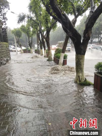 重庆发布多个洪水预警万州区近万人受灾