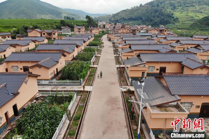 平坦的水泥路从村民居住区穿过。　张浪 摄