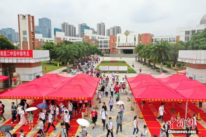 资料图:高考考生走出考场。<a target='_blank' data-cke-saved-href='http://www.chinanews.com/' href='http://www.chinanews.com/'>中新社</a>记者 刘占昆 摄 点击进入下一页