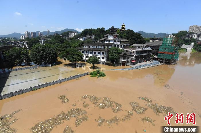 图为7月27日，嘉陵江重庆段水位持续上涨，千年古镇磁器口低洼段已被洪水淹没。　陈超 摄