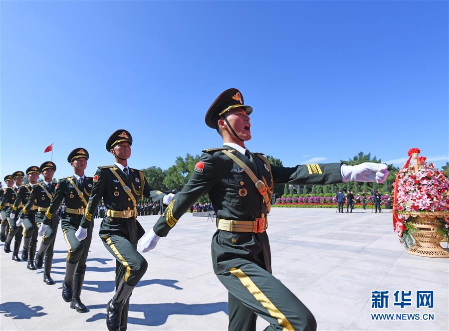 （社会）（2）纪念中国人民抗日战争暨世界反法西斯战争胜利75周年向抗战烈士敬献花篮仪式在京举行