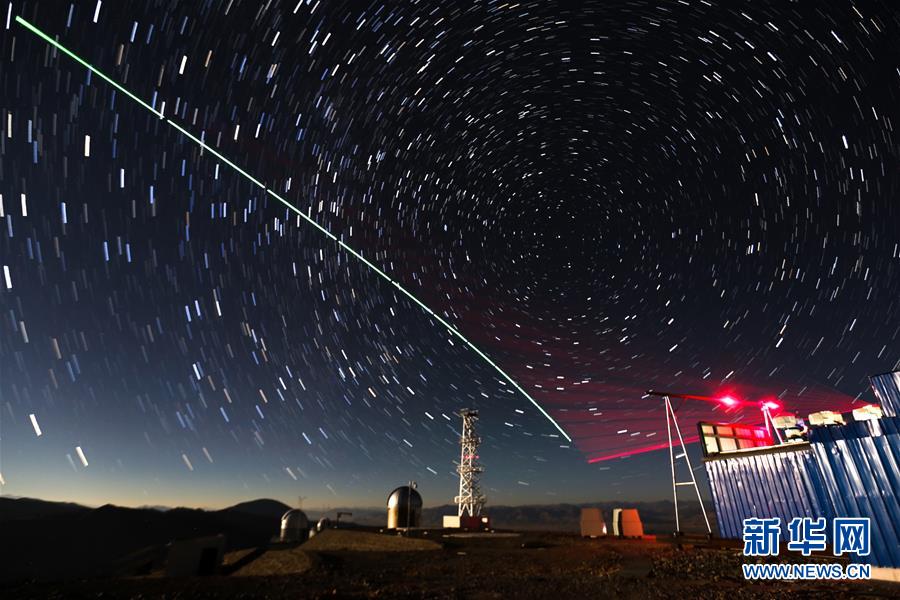 ▲“墨子号”量子科学实验卫星与阿里量子隐形传态实验平台建立天地链路（2016年12月9日摄，合成照片）。新华社记者 金立旺 摄　