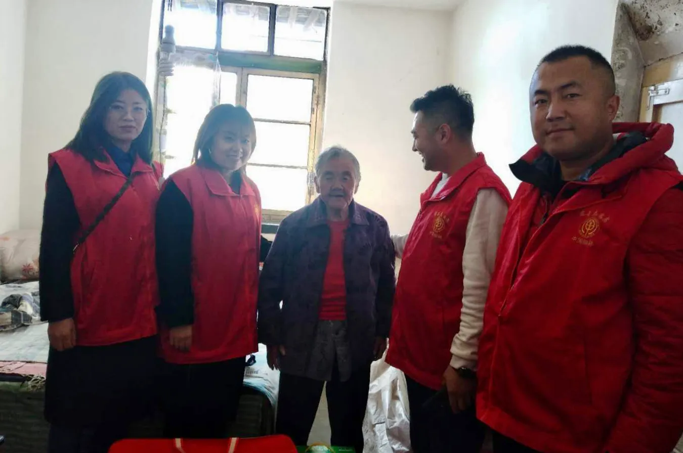 榆林市慈善协会手拉手志愿者总队九九重阳节慰问15户城区老人