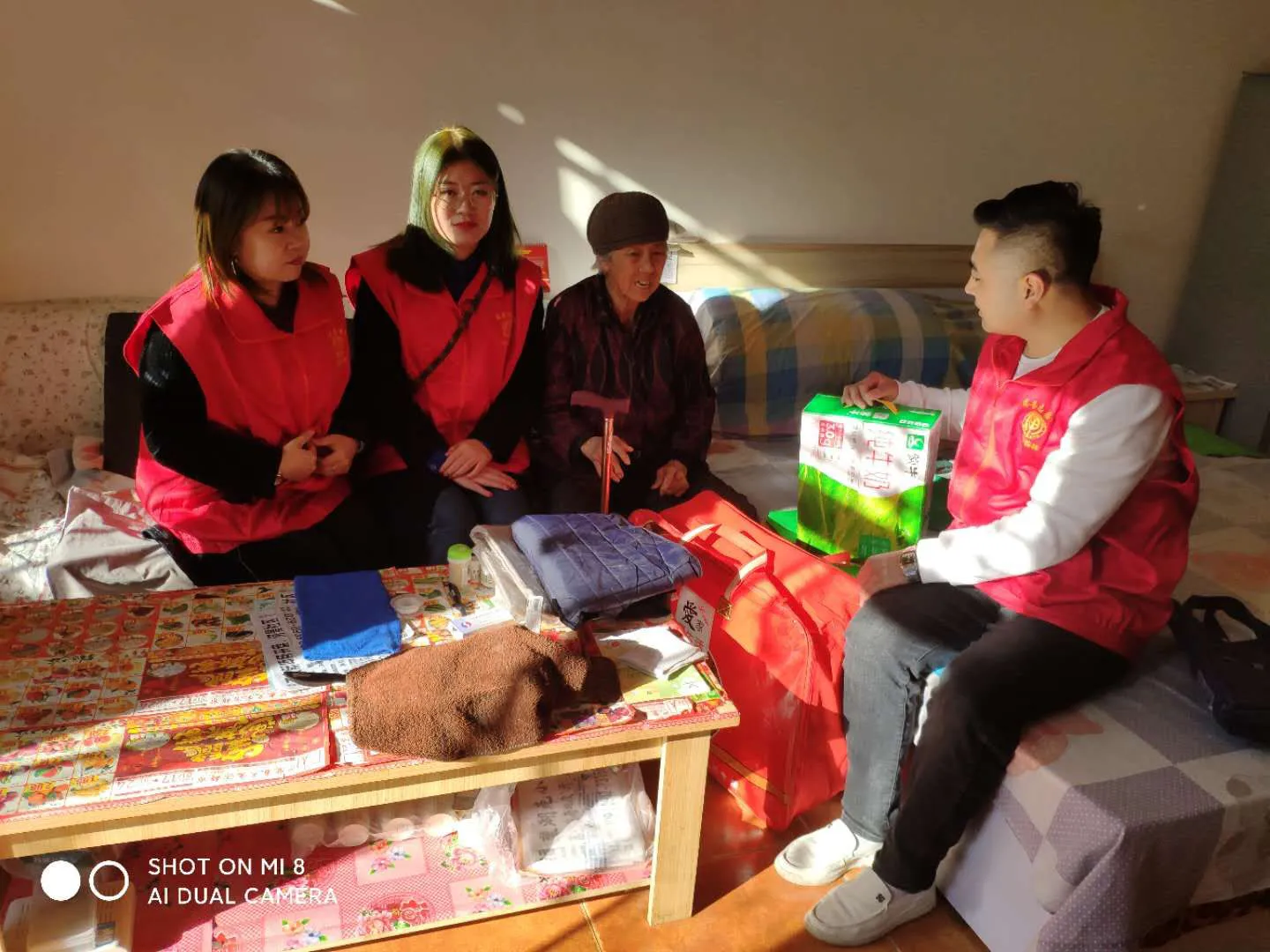 榆林市慈善协会手拉手志愿者总队九九重阳节慰问15户城区老人