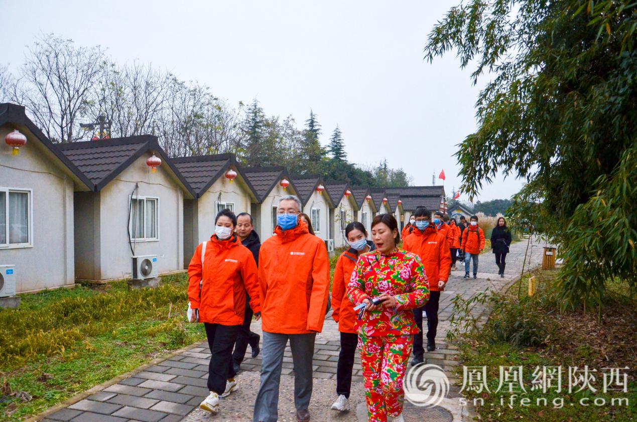 走读团在逸景营地温泉庭院