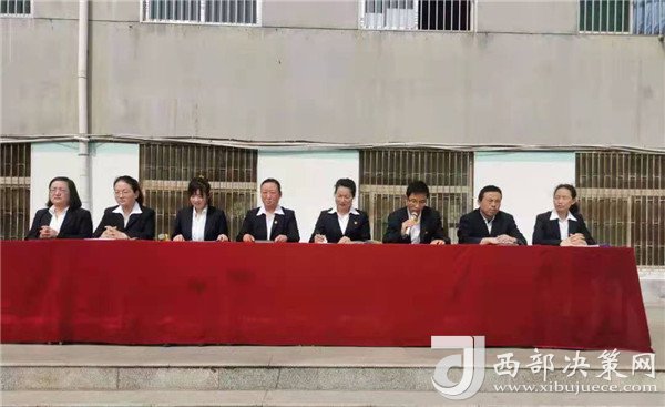 大会由副校长石妙丽主持,副校长席耀斌宣读了表彰决定.