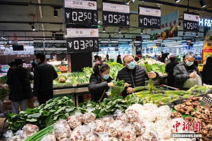 资料图：民众在超市采购商品。<a target='_blank'  data-cke-saved-href='http://www.chinanews.com/' href='http://www.chinanews.com/'>中新社</a>记者 侯宇 摄