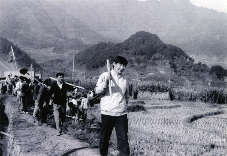 1989年12月2日，时任中共宁德地委书记的习近平带领地直机关千余名干部到宁德县南�T水利工地参加清沟排障修整水渠劳动。