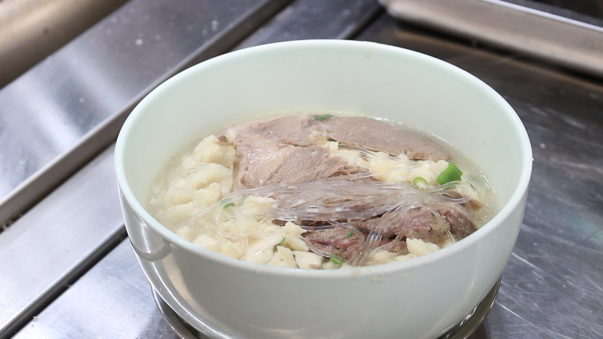 【陕菜大师和他们的拿手菜】乌平：“知足者常乐，食客爱吃我做的牛羊肉泡馍，就是我最大的满足”_fororder_图片8