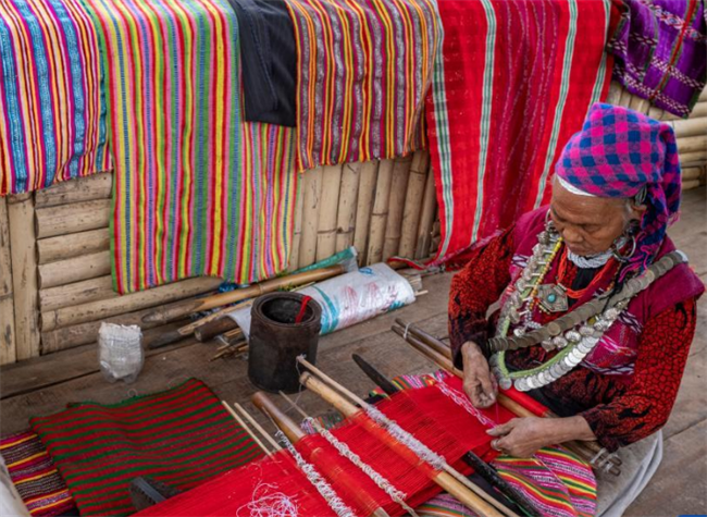 西藏：�\人本央编织的五彩生活