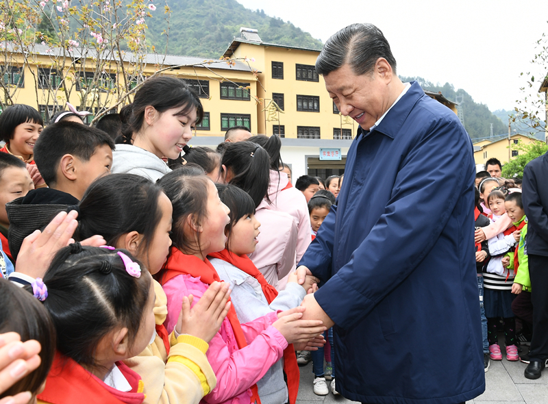 2019年4月15日，习近平在重庆市石柱土家族自治县中益乡小学同学生们亲切交谈，询问他们学习和生活情况。