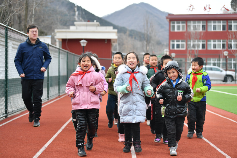 2020年12月29日，陕西省铜川市耀州区照金镇北梁红军小学学生在操场跑步。