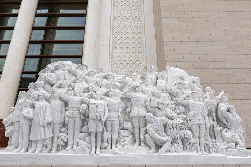 中国共产党历史展览馆广场大型雕塑《信仰》。