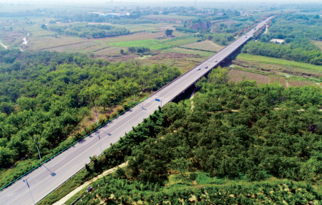 阎良城区东6公里处，西咸二级公路贯村而过