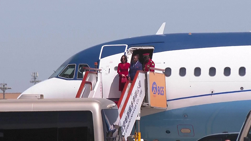 2023年4月18日,北京,加蓬总统阿里·本·邦戈·翁丁巴抵达北京,正式开启四天的访华之旅。