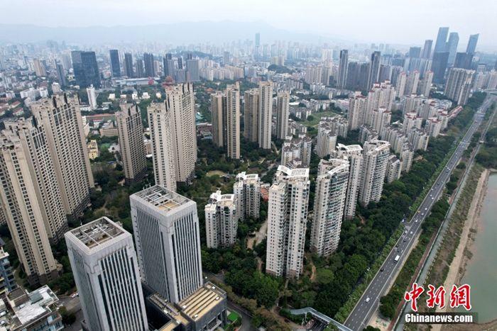 1月17日，空中航拍福州江滨楼盘。当日，中国国家统计局发布2022年全年经济数据。国家统计局局长康义当日在国新办新闻发布会上表示，房地产还是一个支柱产业，房地产市场逐步企稳具有一些有利条件。中国仍然处在城镇化持续发展阶段，尽管去年城镇化率达到65.22%，但是城镇化率还是不高，发达国家基本在80%左右。这是未来的发展空间。(无人机照片) <a target='_blank'  data-cke-saved-href='/' href='/'>中新社</a>记者 王东明 摄