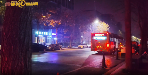 新春走基层丨“不打烊”的公交车司机守护温暖出行路